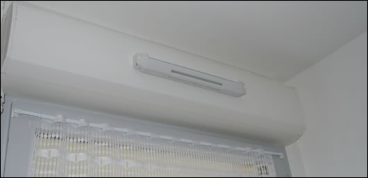 A humidity-sensitive air inlet with acoustic attenuation placed here on a roller shutter, also as part of the monitoring studyA humidity-sensitive air inlet with acoustic attenuation placed here on a roller shutter, also as part of the monitoring study